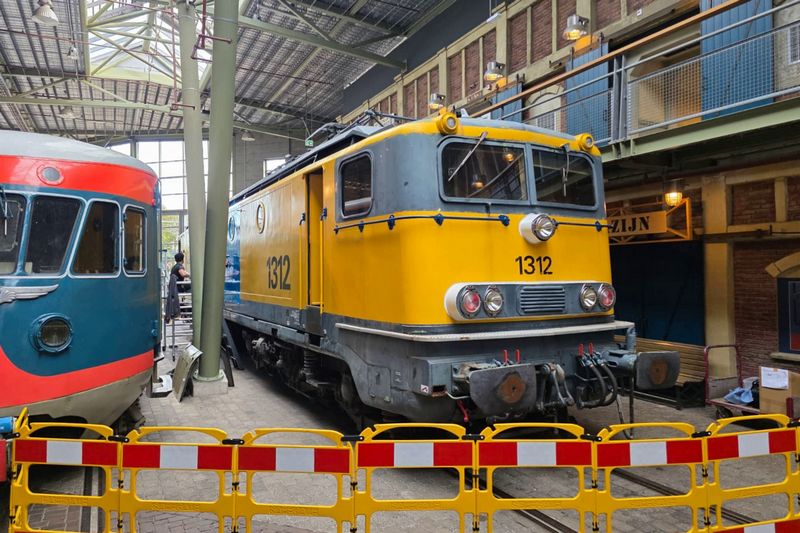 Museumlocomotief 1312 wordt bestickerd in de TCS-huisstijl